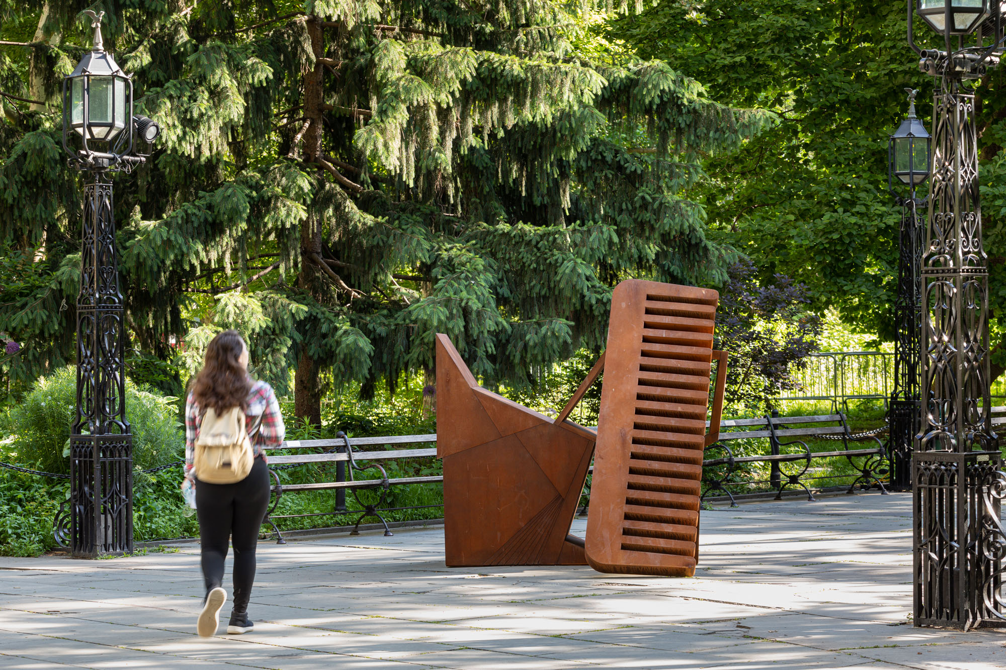 Wyatt Kahn, “Sideways Curl,” 2021